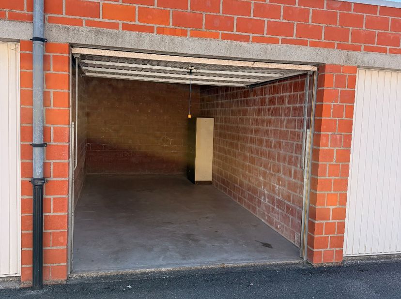 Praktische en veilige garagebox, ideaal voor het stallen van een wagen, motorfiets, fietsen of als extra bergruimte.<br />
<br />
- Gelegen achteraan