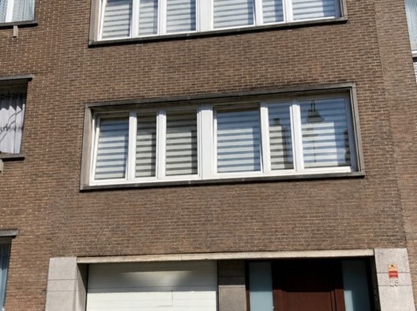 Maison 4 ch. avec terrasses jardin et garage à Molenbeek<br />
<br />
Faire offre à partir de 499000€<br />
<br />
BELLE OPPORTUNITÉ À BRUXELLES<br />