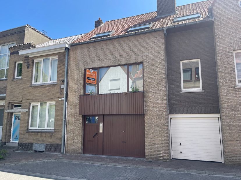Gelegen op een aantrekkelijke en centrale locatie, nabij de supermarkten, school, sportcomplex en enkele meters van de Lippenslaan en het openbaar ver