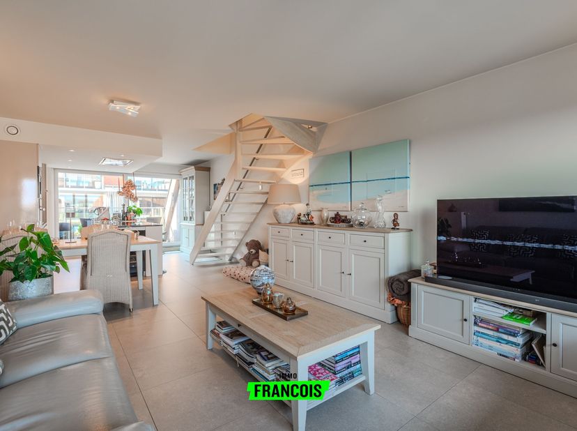 Dit uitzonderlijk duplexappartement met 3 slaapkamers en 2 ruime zonneterrassen, gelegen in de Westendelaan, pal in het centrum van Middelkerke, combi