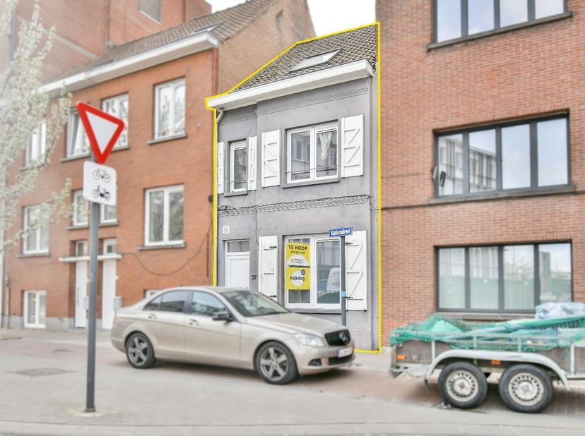 Welkom in de Stationsdreef 37, een gerenoveerde woning op een toplocatie in Roeselare! De woning werd gerenoveerd in het jaar 2017 met lastenboek! Gel