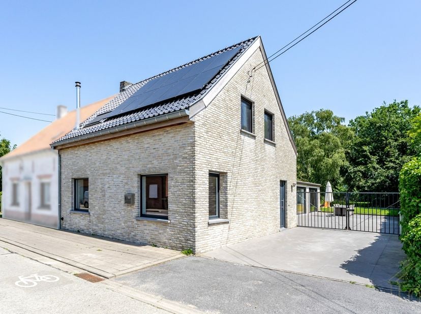 Algemene beschrijving<br />
Instapklare halfopen woning in het landelijke Terhand, Geluwe. Deze instapklare en praktische gezinswoning combineert veel