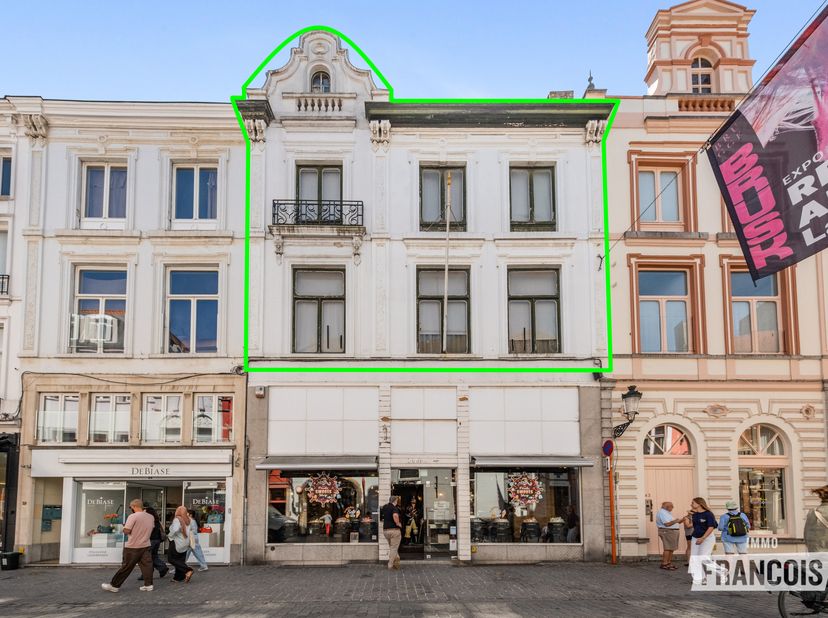 Op een absolute topligging in het historische centrum van Brugge bevindt zich dit te renoveren eigendom met een bijzonder interessant ontwikkelingspot