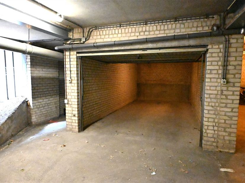 Deze ondergrondse garagebox is gelegen op de -1 van 'Residentie Oidipoes' in de Capucienenstraat te Hasselt. <br />
Op wandelafstand van het centrum v