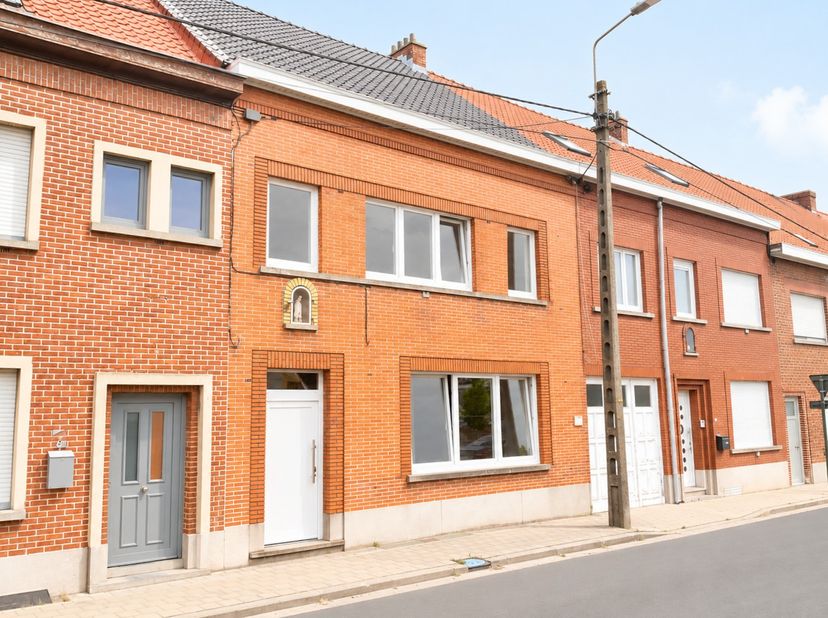 Op een rustige ligging nabij het centrum van Avelgem bevindt zich deze volledig gerenoveerde woning. Dankzij de grondige renovatie combineert deze won