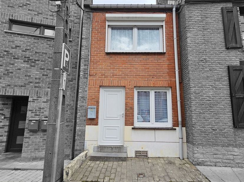 Prix: Offre à partir de 110.000 euros, frais d'agence non inclus et à charge de l'acquéreur.<br />
Chouette petite maison à rafraichir et comprenant: