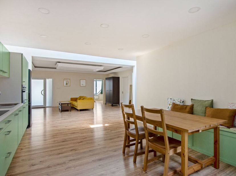 Instapklaar gelijkvloersappartement met terras en twee staanplaatsen<br />
<br />
Dit instapklare gelijkvloersappartement geniet van een gunstige li