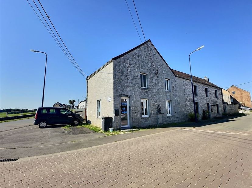 Maison en pierre située à Senzeilles.<br />
Elle se compose, d'un grand séjour ouvert sur une cuisine équipée, d'une salle de douche, de deux chambres