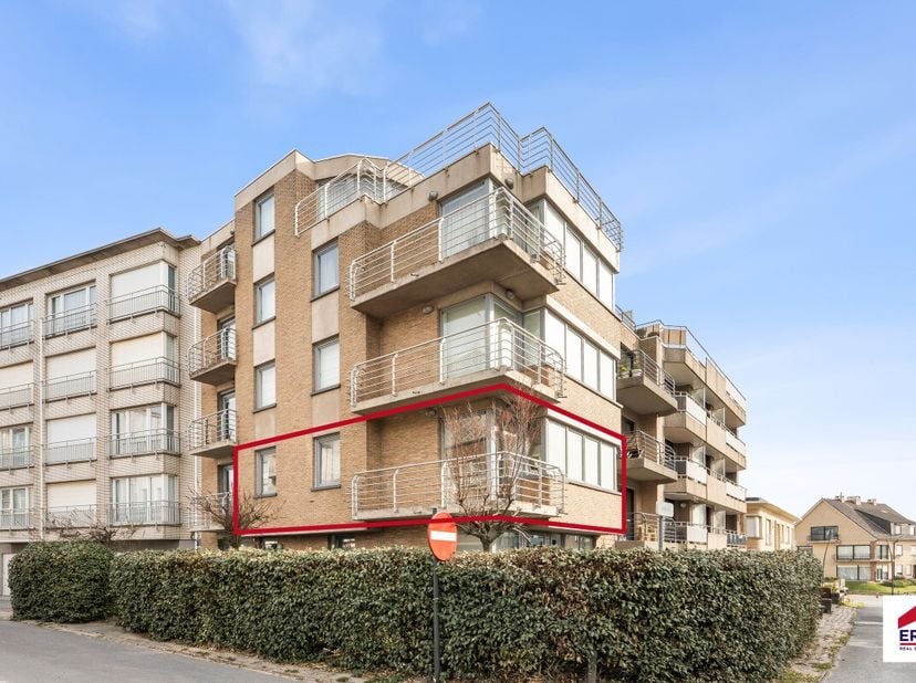 À vendre : appartement semi-ouvert moderne au cur de Koksijde, à quelques pas de la mer, des dunes et des transports en commun. Construit en 2009, cet