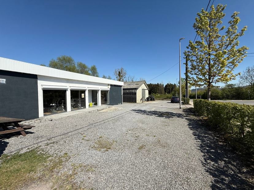 Bâtiment commercial situé à l'entrée du zoning de Barvaux (Durbuy), bénéficiant d'une excllente visibilité.<br />
Le bien bénéficie également d'une bo