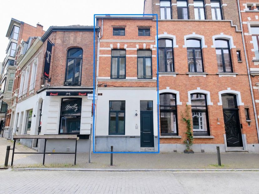 Deze recent gerenoveerde stadswoning is uitstekend gelegen in het centrum van Sint-Niklaas, nabij winkels, scholen, openbaar vervoer, het station en d