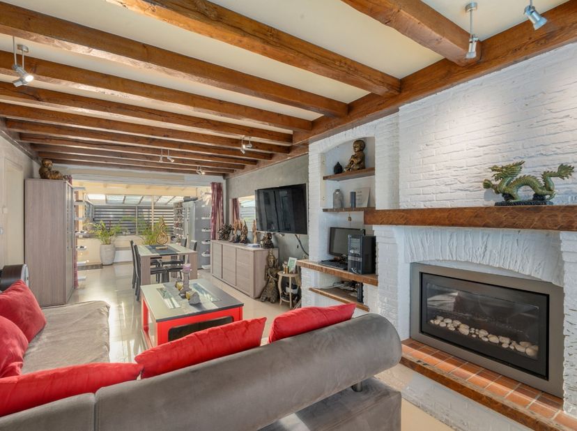 Deze verzorgde rijwoning in de populaire Vicognewijk biedt een uitstekende basis voor wie op zoek is naar een instapklare woning met potentieel. Het h