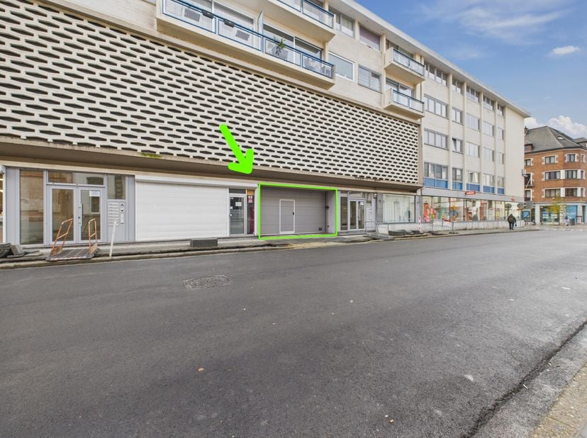Gelegen in een beveiligde parking, stellen wij u deze privatieve garage voor in het hart van het centrum van Doornik, in een zijstraat van de Rue Roya