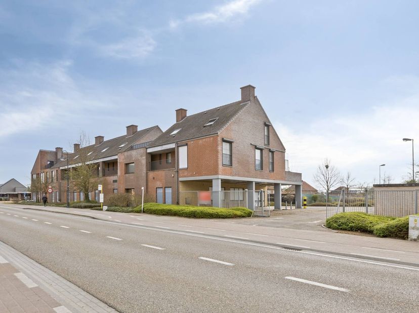 Les avantages de cette propriété commerciale :<br />
<br />
- Excellente situation : Situé le long d'une route très fréquentée, à 10 minutes de l'E313
