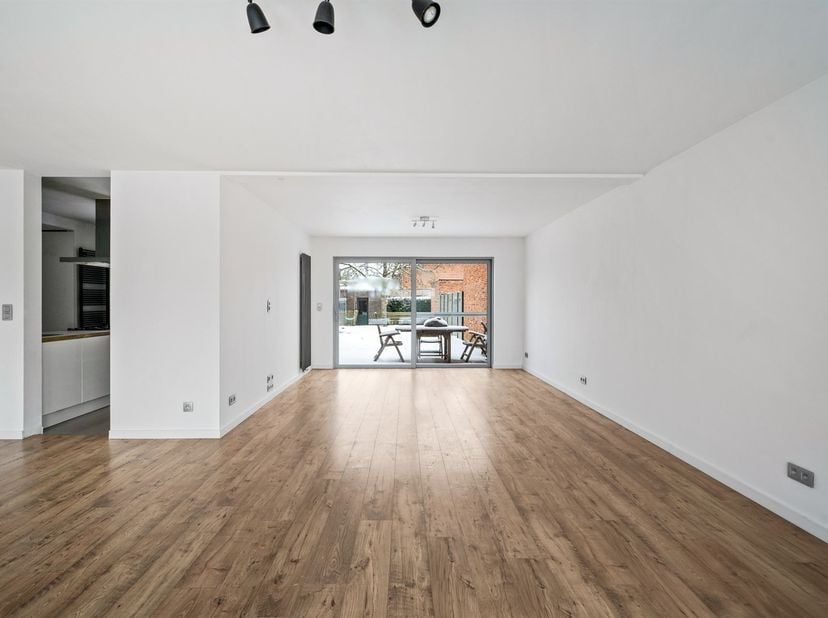 Ruime woning met garage en tuin in Westerlo<br />
<br />
Deze gesloten bebouwing in Westerlo combineert een praktische indeling met lichtrijke leefr