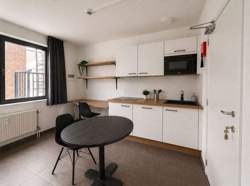 Studio gelegen in de Tiensestraat 127 en dit op de vierde verdieping van het gebouw aan de achterzijde. Deze bemeubelde en gerenoveerde unit is instap