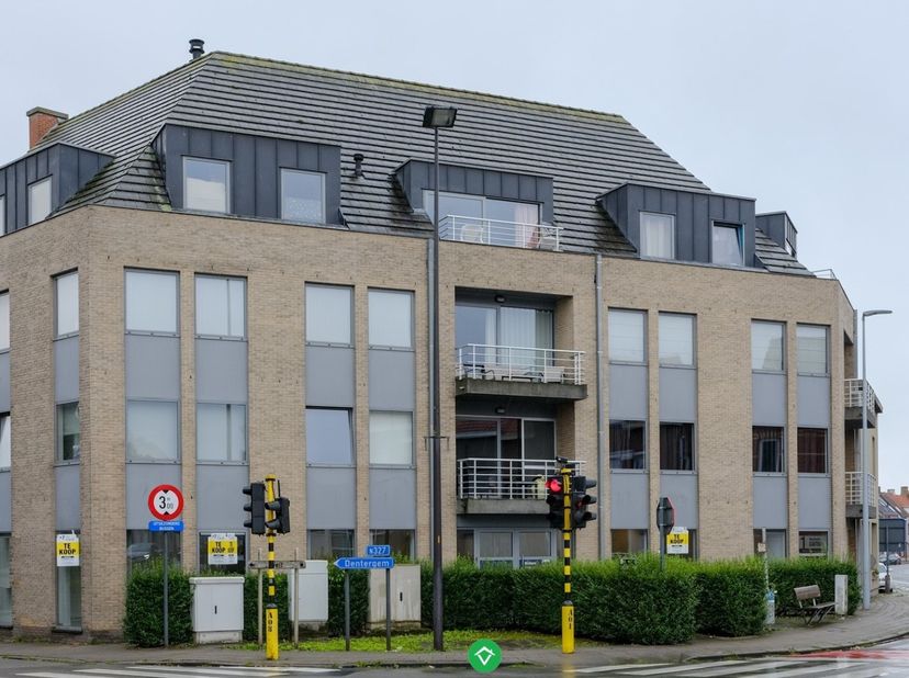 Instapklare kantoorruimte van 117 m² op gelijkvloers, hoek Kasteelstraat/Stationstraat op wandelafstand van station en van centrum. Eigen inkom met on