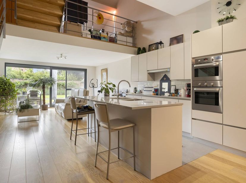 Op zoek naar een woning die net dat tikkeltje anders is? Deze goed onderhouden en instapklare loftwoning in Residentie Aloysius (Wilgenstraat 105B, Ro