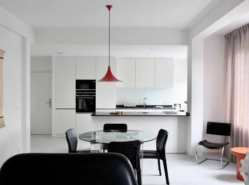 Dit prachtige appartement met twee slaapkamers, gelegen aan de Avenue de la Forêt 1 in Elsene, biedt een hoogwaardige woonomgeving in een modern gebou