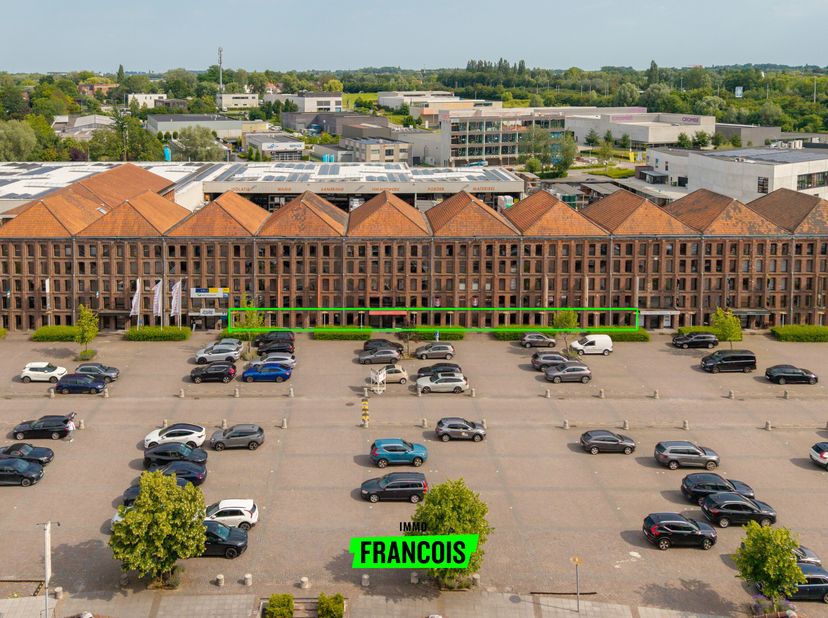 Op de gegeerde Pottelbergsite in Kortrijk bevindt zich dit volledig gerenoveerde en instapklare kantoorgebouw met een totale oppervlakte van 725 m². D