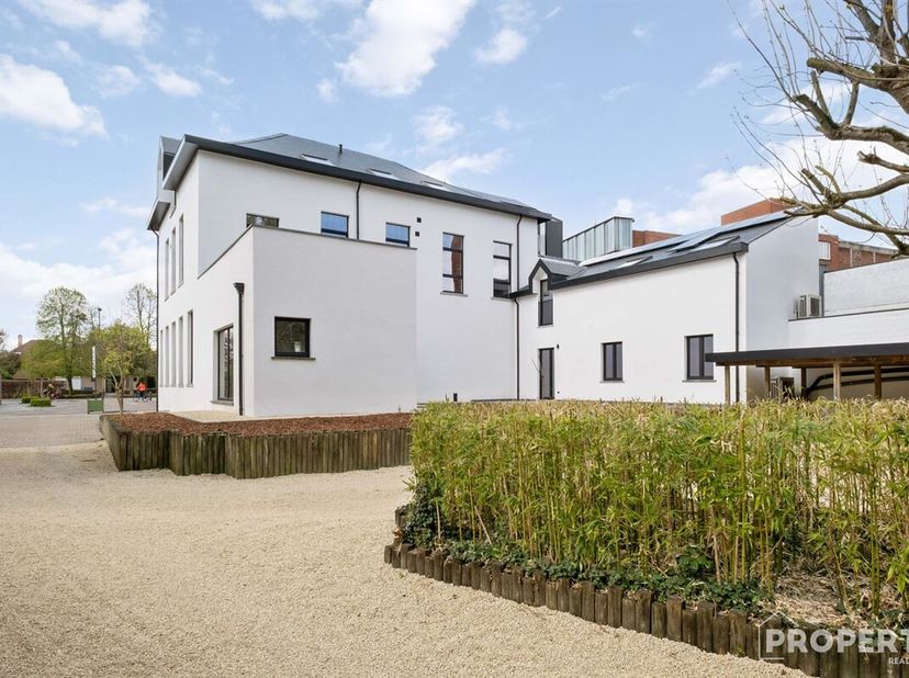 Ruim en instapklaar twee-slaapkamer-appartement met zonnig terras (28 m²) in Rumbeke<br />
Het appartement werd volledig gerenoveerd in 2026 en biedt