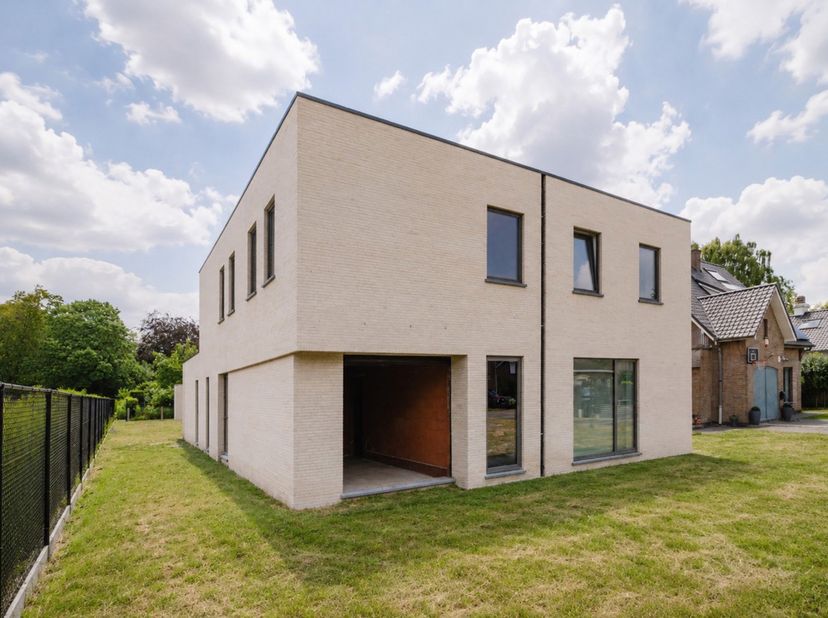 Binnenkort te koop: naar eigen smaak af te werken nieuwbouwwoning in Mariakerke<br />
Ligging<br />
De woning is gelegen op een perceel van 445 m² in