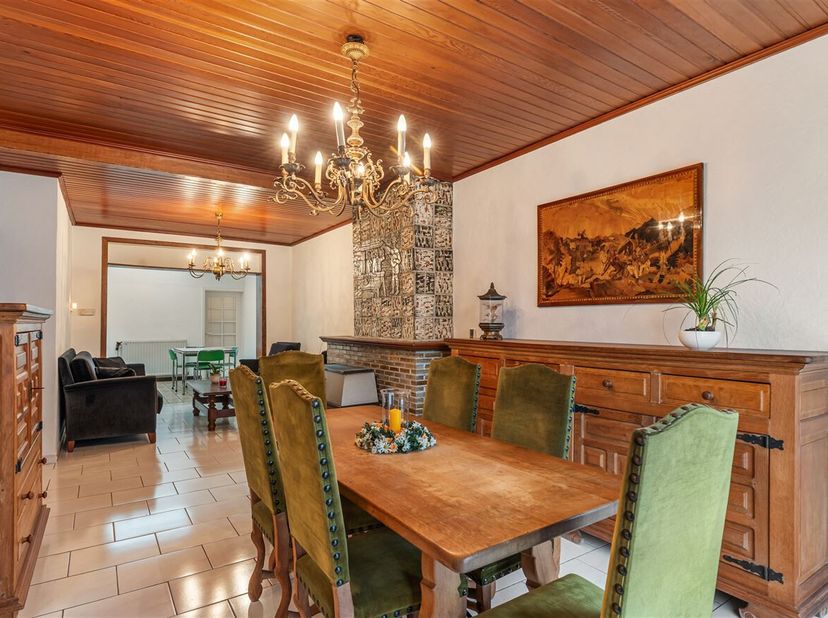 Te renoveren halfopen woning op een perceel van 11a03ca<br />
Ligging: Gelegen in een residentiële wijk in Boxberg, biedt deze woning een centrale loc