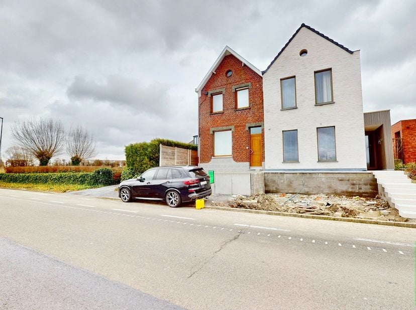 <br />
Mooie woning te huur in Lauwe, met een ruime inkomhal die leidt naar een apart toilet en een gezellige woonkamer.<br />
<br />
De keuken is uit
