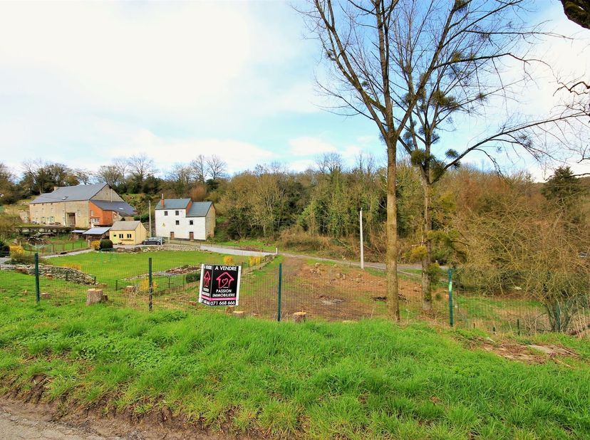 Superbe terrain à bâtir accessible via 2 rues différentes, dans un environnement calme. <br />
Superficie approximative de 11a 20ca.<br />
Façade à