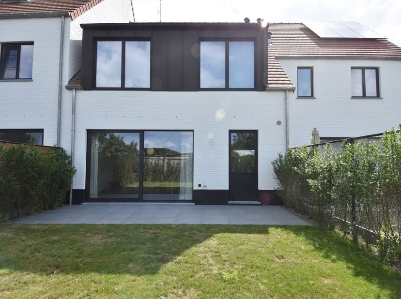Deze woning (bouwjaar 2018) met private autostaanplaats is gelegen op een rustig gelegen woonerf op wandelafstand van het centrum van Oud-Turnhout. De
