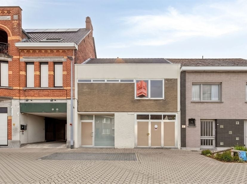 Charmante maison familiale avec jardin et garage à Leupegem<br />
Découvrez cette maison chaleureuse, à rénover en partie, située dans la commune de