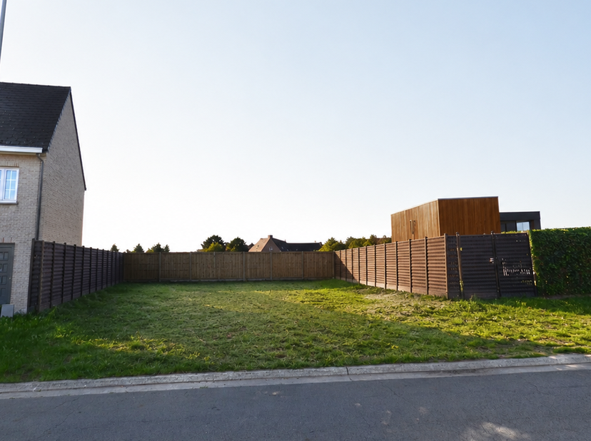 Rustig gelegen bouwgrond voor een halfopen bebouwing.<br />
Het perceel is 495 m² groot en is gelegen in een doodlopende straat. De straatbreedte komt