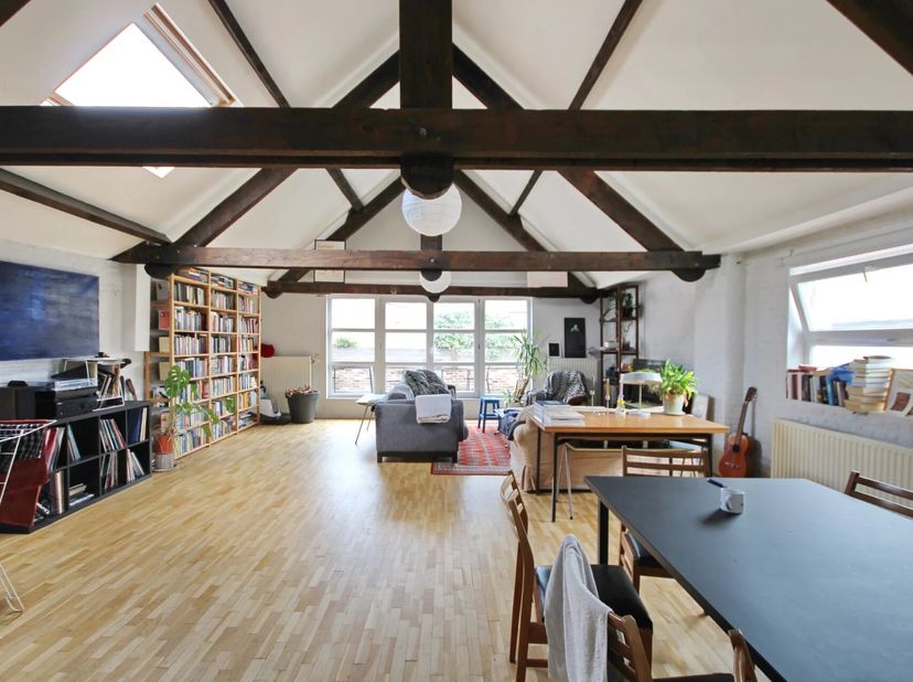 Bloemenwijk <br />
Gelegen op de 3e verdieping zonder lift, biedt deze prachtige en lichtrijke loft van ±225 m² ruime leefvolumes en veel charme dankz