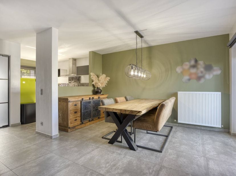 Ben je op zoek naar een volledig instapklaar huis waar comfort, licht en energiezuinigheid samenkomen? Dit huis nabij het centrum van Kinrooi biedt al