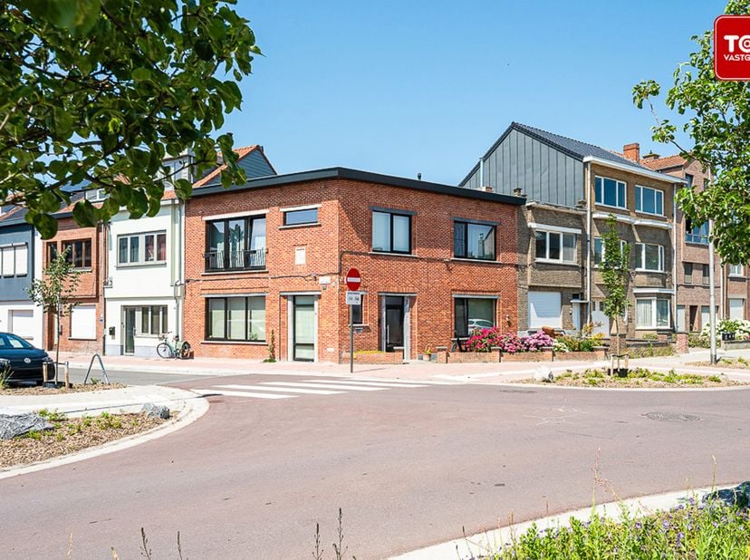 Dit karaktervolle gelijkvloers hoekappartement bevindt zich in de gezellige Peerstraat, vlakbij het natuurreservaat de Bourgoyen. Werkelijk een toploc