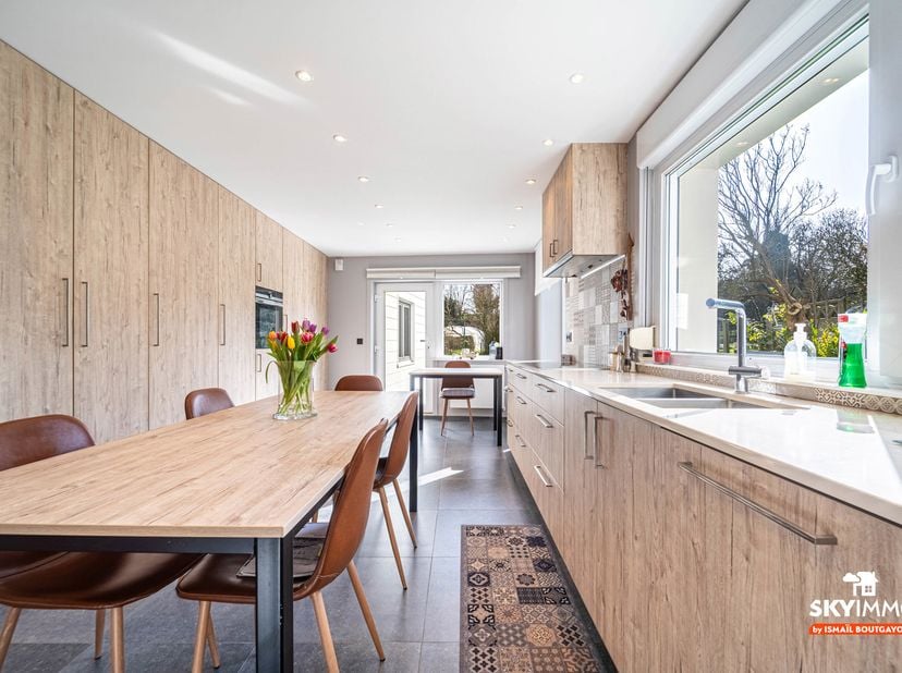 L'agence SKYIMMO est ravie de vous présenter cette magnifique maison située à Oreye, offrant une surface habitable de 181m², se compose comme suit :<b