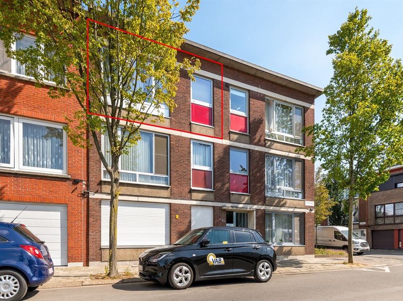 Instapklaar appartement met 2 slaapkamers in Merksem!<br />
Op zoek naar je eerste eigen woning of een slimme investering? Dan mag dit appartement zek