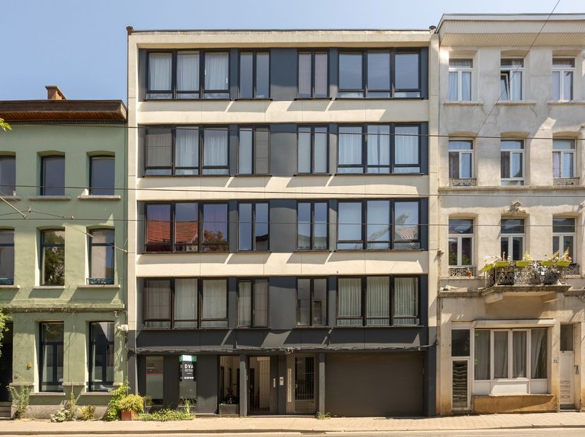 Ruim gerenoveerd gelijkvloers appartement met stadstuin in Antwerpen Centrum! <br />
<br />
Ontdek dit ruim en smaakvol gerenoveerd gelijkvloers appar