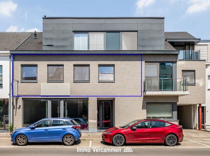 Cet élégant appartement construit en 2012 allie des finitions modernes à une excellente performance énergétique et bénéficie d'un emplacement central