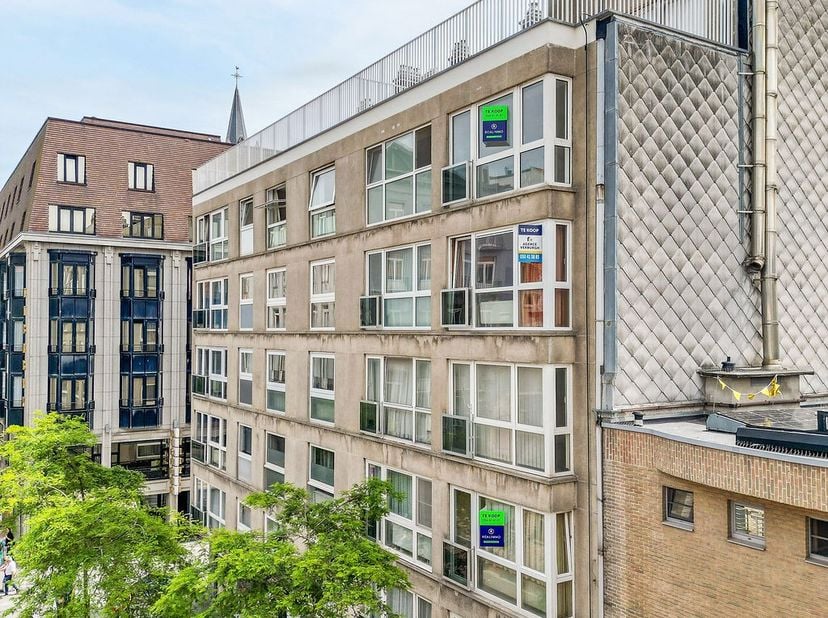 Dit appartement maakt deel uit van Residentie L'Escale, gelegen in de winkelstraat van Blankenberge en op slechts 150 meter van de zeedijk. Dankzij de