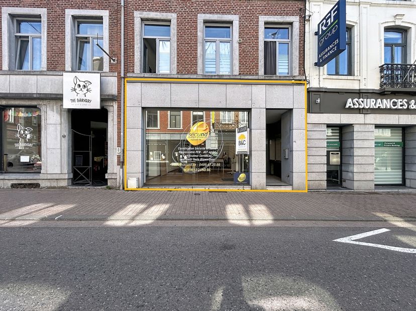 Situé dans la rue commerçante la plus fréquentée de Ciney, ce commerce de 110 m² bénéficie d’une visibilité exceptionnelle et d’un accès facile. Idéal