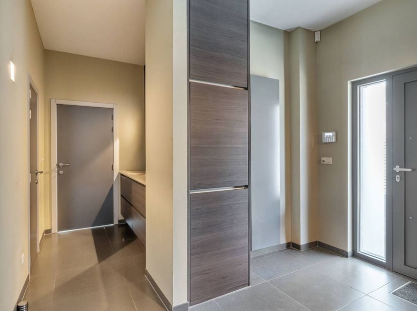 Op het gelijkvloers beschikt de woning over een kantoor- of praktijkruimte met een aparte ingang, ideaal voor wie wonen en werken wil combineren. Verd