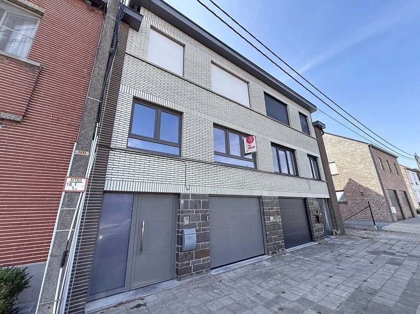 Zoekt u een instapklare woning met veel ruimte en een uitstekende ligging? Deze recent gerenoveerde bel-etage woning biedt al het comfort dat u zoekt