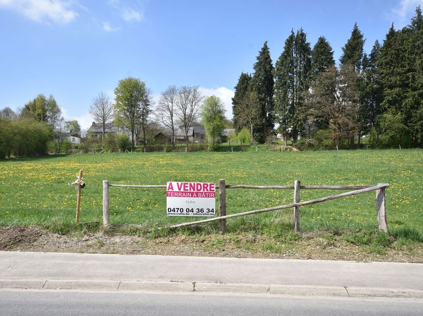 Magnifique terrain en zone de quiétude offrant de multiples possibilités (logements, équestres, agricoles, touristiques…).<br />
Le bien est proposé s
