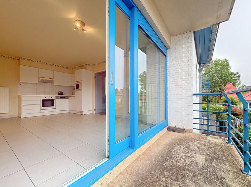 Appartement spacieux et lumineux à louer à l'année, situé dans un immeuble bien entretenu.<br />
Disposition:<br />
* Salon ensoleillé avec cuisine ou
