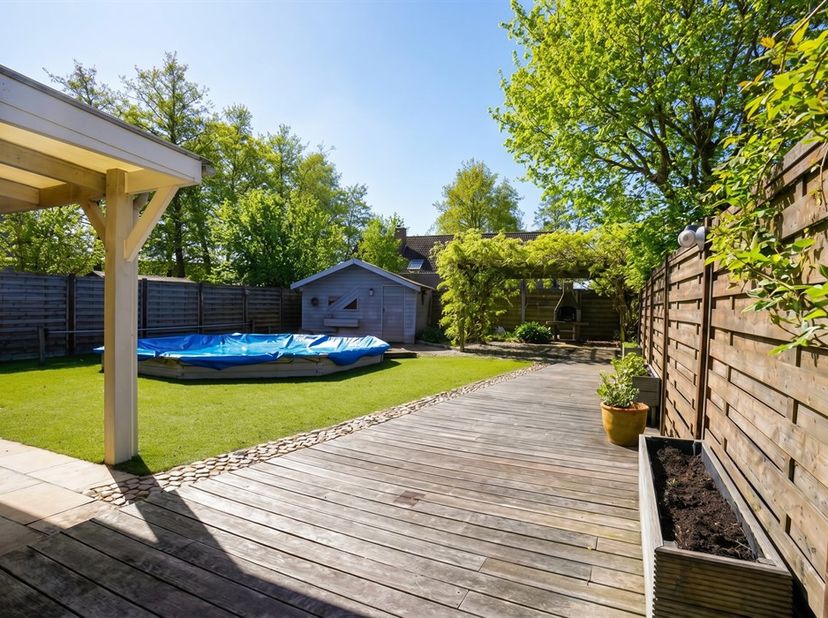 Heerlijke gezinswoning met rust, comfort én alles dichtbij… klinkt te mooi om waar te zijn? Toch niet! Gelegen in een doodlopende straat aan de stadsr