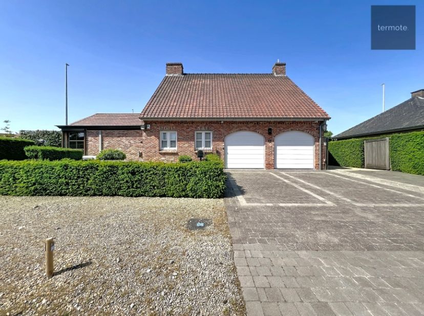 Graag stellen we u deze alleenstaande woning voor in landelijke sfeer met kwaliteitsvolle afwerkingen!<br />
Doorheen de jaren werd de woning met veel