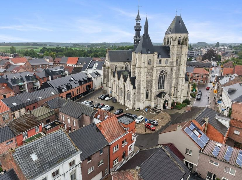 Gelegen in het historische centrum van Zoutleeuw, op een uitstekende locatie met winkels, horeca, scholen en openbaar vervoer op wandelafstand, bevind