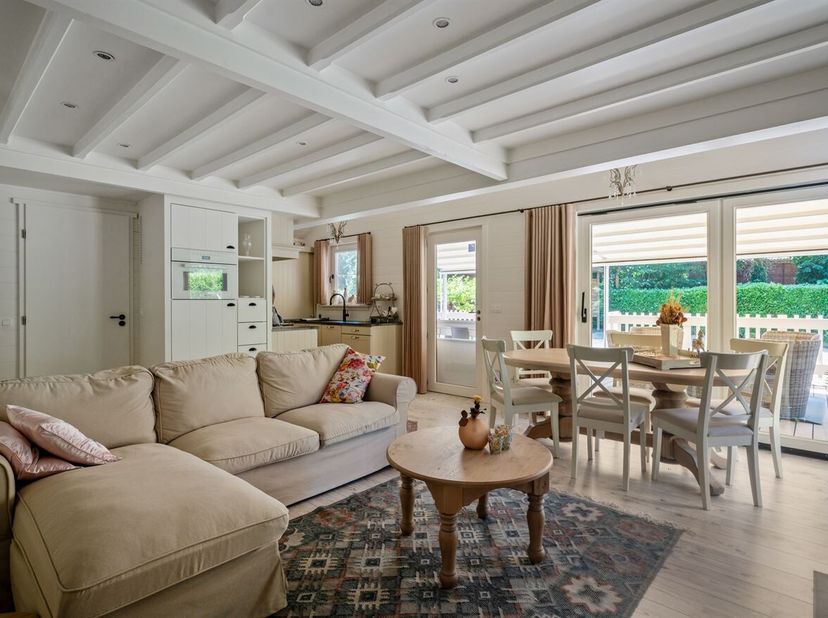 Chalet met 2 slpk op 16a 48ca<br />
Dit buitenverblijf werd oorspronkelijk gebouwd in 1997 en onderging in 2010 een grondige renovatie. De chalet zelf