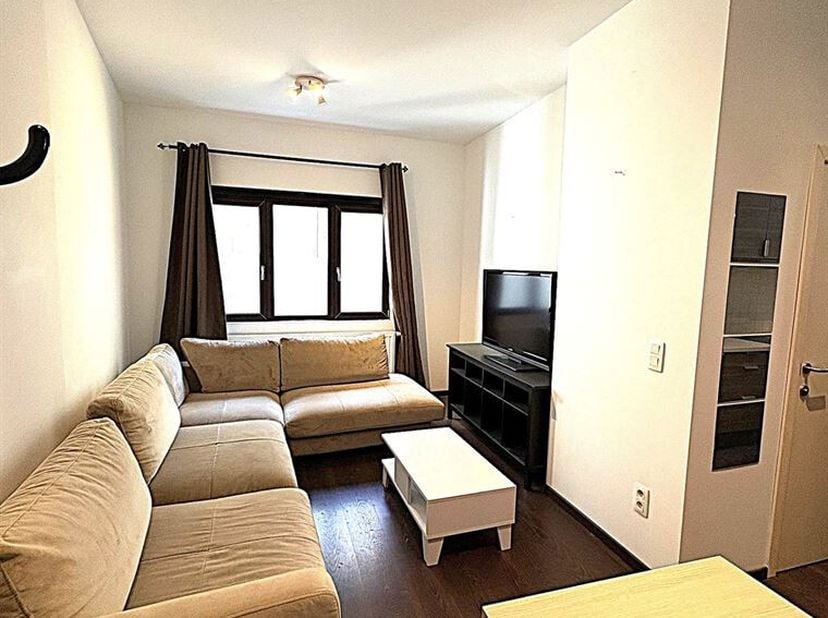 Place Sainte-Catherine: Magnifique localisation. Dans un petit immeuble avec très peu de charges Mejama Réal Estate vous propose ce grand studio de 47